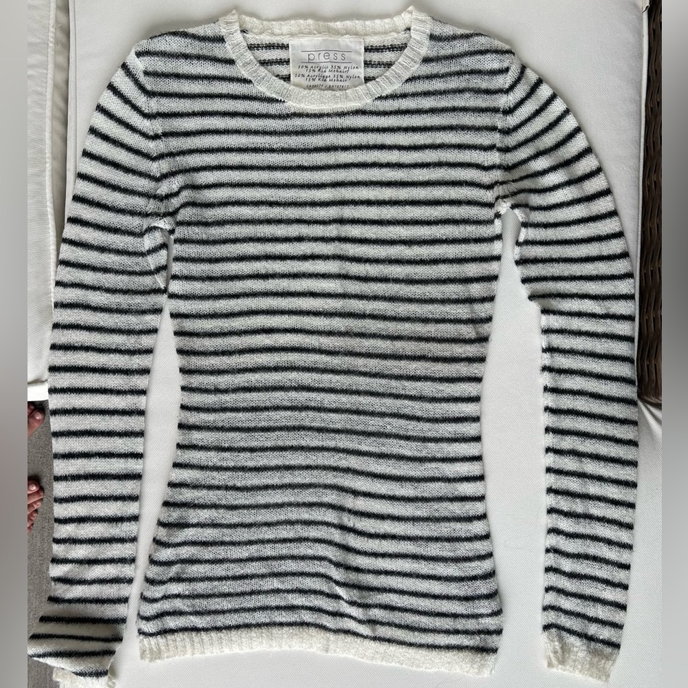 Light-weight long-sleeved sweater